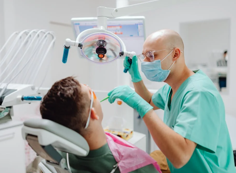 En tandlæge foretager tandrensning